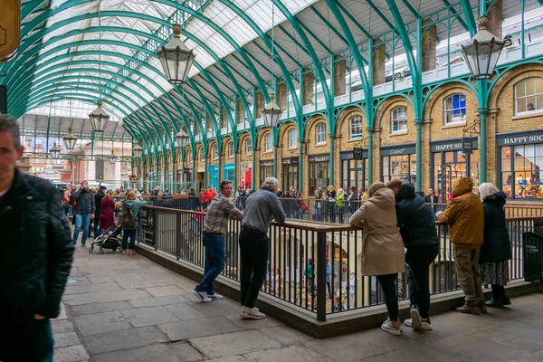 Londra mı? UK- 05.23.2021. Covent Garden 'ın Güney Salonu' nda ziyaretçi ve turist kalabalığı, Covid-19 krizinin ardından ekonomi yeniden açılırken manzaranın ve eğlencenin tadını çıkarıyor..