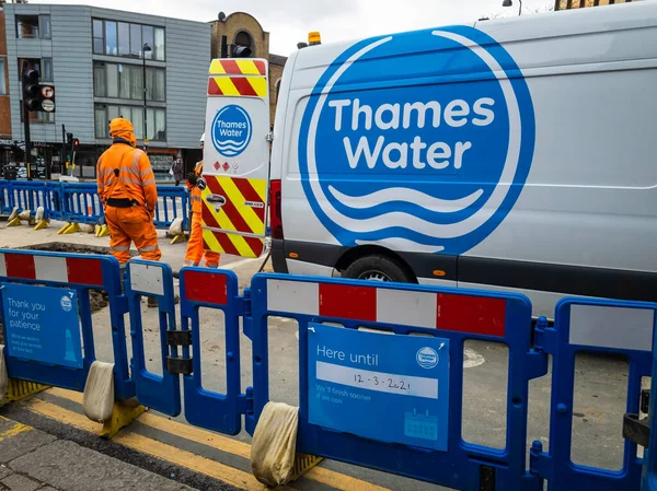Londra mı? UK- 03.16.2021: Başkentin su ve atık su altyapısını geliştirmek için çalışan İngiliz su kuruluşu Thames Water 'ın işçileri sık sık trafik aksamalarına yol açıyor..