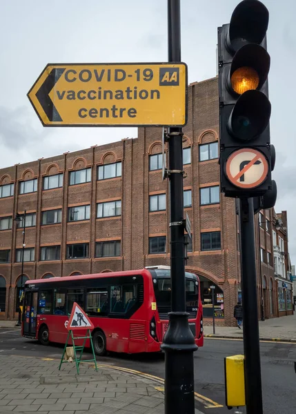 Londra mı? UK- 02.25.2021: İngiltere 'nin Covid-19 aşı merkezlerinden biri olarak tanımlanan Enfield kasabasındaki Dugdale Merkezi' nin dışında bir kültür merkezi..