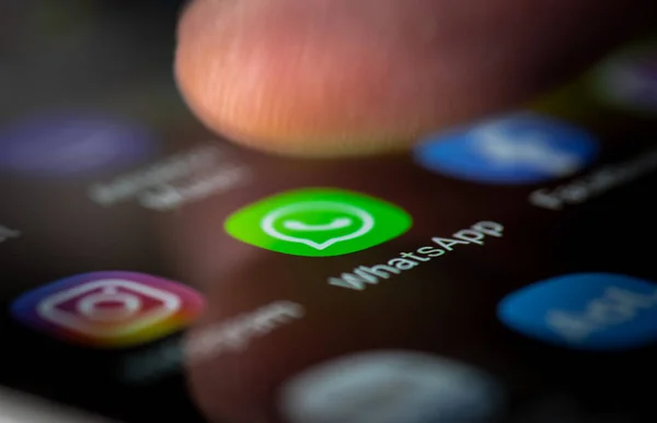 Londra mı? UK-02.19.2021: WhatApp uygulama simgesi bir android akıllı telefonunun ekranında. Facebook Inc. 'e ait bir mesajlaşma servisi.