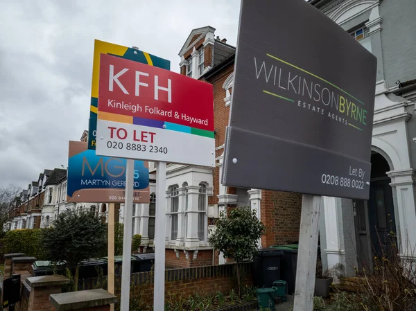 Londra mı? UK- 02.18.2021: Mülkün reklamını yapmak için çeşitli emlakçıların reklam panolarına izin vermek.