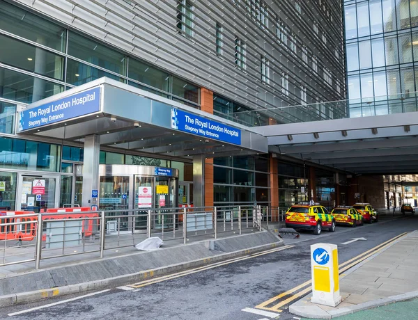 Londra mı? UK-03.27.2021: Whitechapel 'de büyük bir NHS hastanesi olan Royal London Hastanesi' nin giriş ve çıkışını gösteren dış görünüm.