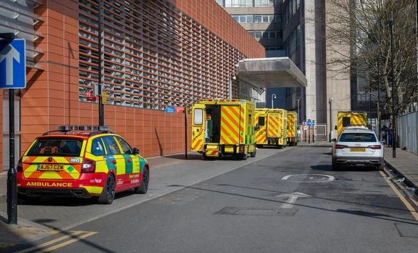 Londres 2021 Uma Fila Ambulâncias Emergência Fora Hospital Serviço Nacional — Fotografia de Stock