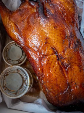 Çin usulü ördek rostosu ve soslar restorandan geliyor..