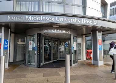 Londra mı? UK- 02.02.2021: Kuzey Middlesex Üniversite Hastanesi 'nin ana giriş ve giriş kodu.