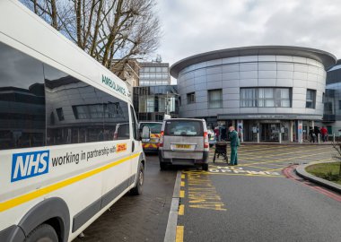 Londra mı? UK- 02.02.2021: Kuzey Middlesex Üniversite Hastanesi 'nin dış görünüşü ve önünde ambulans.