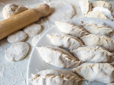 Çin böreği pişirmeye hazır..