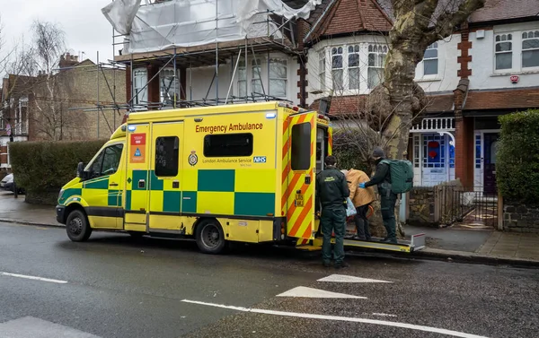 Londres 2021 Uma Ambulância Emergência Plantão Com Paramédicos Ajudando Paciente — Fotografia de Stock