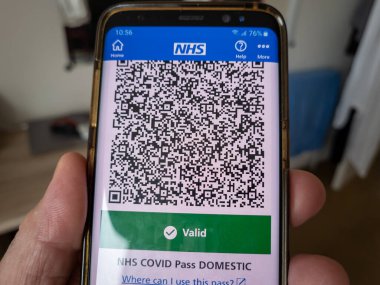 Londra. İngiltere-12.15.2021. Ulusal Sağlık Servisi uygulamasında yurtiçi bir kimlik kartı. Konser, oyun tiyatrosu vs. gibi büyük etkinliklere katılmak için bir şart.