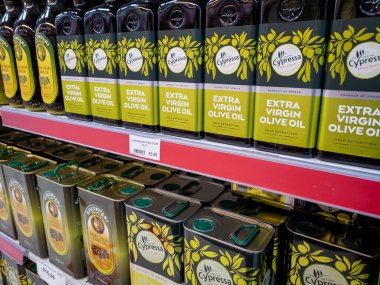 Londra mı? UK- 12.05.2021. Bir süpermarketin raflarında ekstra saf zeytinyağı konteynerleri..