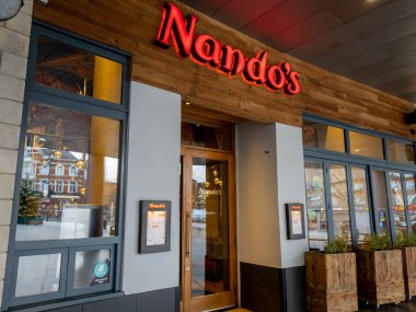 Londra mı? UK- 11.28.2021. Restoran zincirinin bir kolu Nando şirketin logosunu ve markasını gösteriyor..