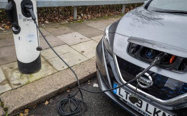 Londra mı? UK- 06.07.2020. Elektrikli araçlar için belirlenmiş bir şarj noktasında pillerini şarj eden bir araç.