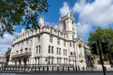 Westminster, Londra 'daki Anayasa Mahkemesi binasının sokak manzarası..