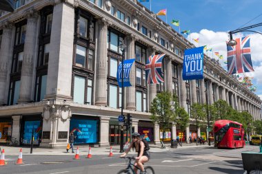 Londra mı? UK- 06.13.2020. Oxford Caddesi 'ndeki Selfridge ve Co Lükse Mağazası' nın sokak manzarası..