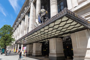 Londra mı? UK- 06.13.2020. Oxford Caddesi 'ndeki Selfridges girişinin dış görüntüsü..