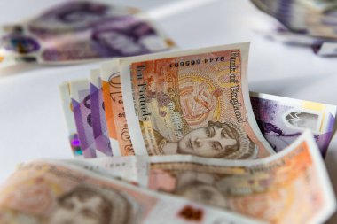 Gevşek bir yığın Sterling banknotları.