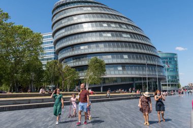 Londra mı? UK- 06.25.2020. Thames Nehri 'nin güney kıyısındaki başkentin belediye binasının sokak manzarası..
