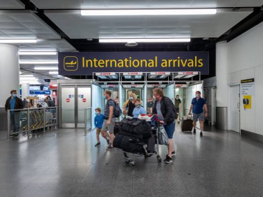 Gatwick Havaalanı. UK-08.30. 2020. Covid-19 salgını sırasında Kuzey terminalinden ülkeye giriş yapan hava yolcusu..