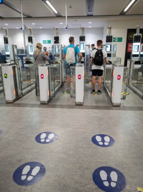 Gatwick Havaalanı. UK- 08.30 2020. Covid-19 salgını sırasında İngiltere sınırından geçen hava yolcuları kuzey terminalini kontrol ediyorlar..