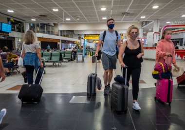 Gatwick Havaalanı. UK- 08.29.2020. Kalkış salonundaki yolcular kuzey terminalindeki uçuşlarını bekliyorlar..