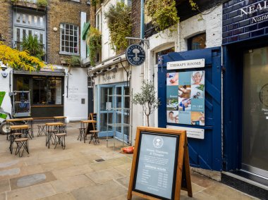 Londra mı? UK- 10.08.2020. Neal Yard 'daki bazı mağazalar ve işletmeler ziyaretçilere alternatif gıda ve hizmetler sunuyor.