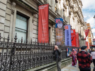 Londra mı? Birleşik Krallık-10.08.2020. Piccadilly 'deki Kraliyet Sanat Akademisi' nin dış görünüşü..