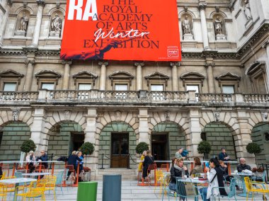 Londra mı? UK- 10.08.2020. Piccadilly Kraliyet Sanat Akademisi Burlington Evi 'nin avlu manzarası.