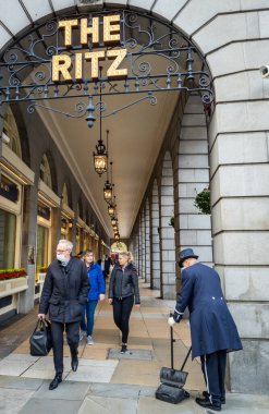 Londra mı? Birleşik Krallık-10.08.2020. Ön cephe ve Piccadilly 'deki Ritz Oteli' nin geçişini kapsıyordu. Dünyaca ünlü lüks bir otel..