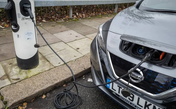 Londra mı? UK- 06.07.2020. Elektrikli araçlar için belirlenmiş bir şarj noktasında pillerini şarj eden bir araç.
