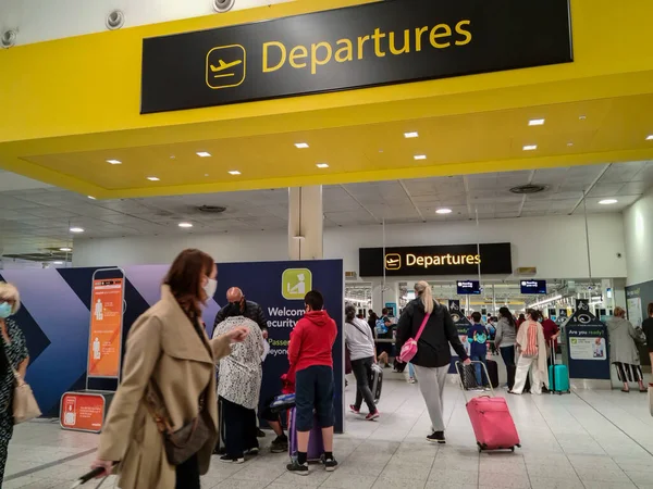 Gatwick Airport 2020 Passengers Entering Departures Gates Passport Security Checks — Stock Photo, Image