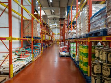 Londra mı? UK- 07.12.2020. Geniş bir raf depolama sistemi olan bir süpermarket deposu..