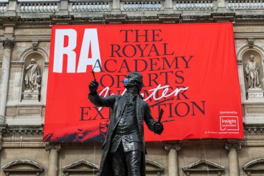Londra mı? UK- 10.08.2020. Heykel ve Piccadilly Kraliyet Sanat Akademisi tabelası..