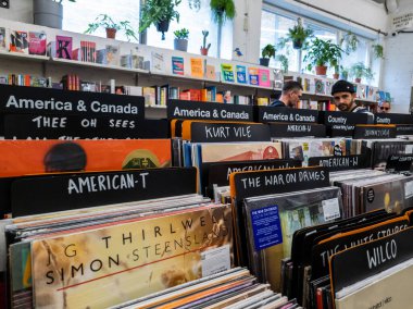 Londra mı? UK- 07.12.2020: Brick Lane 'deki büyük bir dükkan. Uzun oyun ve single' lar, kitaplar ve kasetler üzerine vinil kayıtlar üzerine uzmanlaşmış. Tüm modası geçmiş müzik kayıtları ve materyaller..