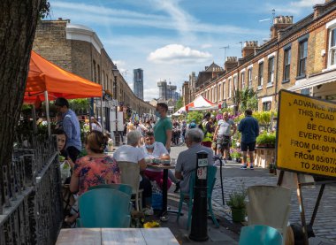 Londra mı? UK- 07.12.2020. Kolombiya Yolu Çiçek Pazarı 'nın sokak manzarası. Pazar gününün tadını çıkaran müşteriler ve turistlerle dolu..