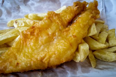Cips dükkanından geliyorum. Kağıda sarılmış balık ve patates kızartması..