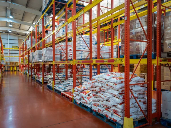 Londra mı? UK- 07.12.2020. İçinde ithal ürün ve yiyecek rafları olan bir süpermarket deposu..