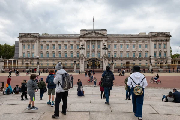 Londra mı? UK- 08.27.2020. Kraliçe 'nin Buckingham Sarayı' ndaki konutunun dış görünüşü. Önemli bir turistik cazibe..