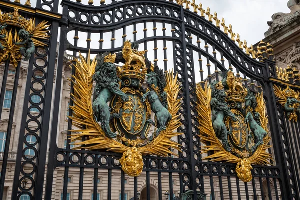 Londra mı? UK- 08.27.2020. Buckingham Sarayı 'nın ana kapısının kraliyet arması..