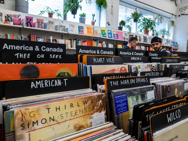 Londra mı? UK- 07.12.2020: Brick Lane 'deki büyük bir dükkan. Uzun oyun ve single' lar, kitaplar ve kasetler üzerine vinil kayıtlar üzerine uzmanlaşmış. Tüm modası geçmiş müzik kayıtları ve materyaller..