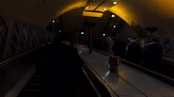 Londres Reino Unido 2021 Escada Rolante Interior Estação Metrô Turnpike — Vídeo de Stock