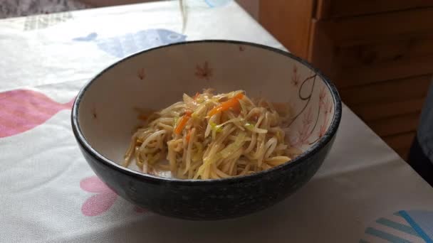 Nakrmím Velkou Misku Horkých Míchaných Smažených Zeleninových Nudlí Chow Mein — Stock video