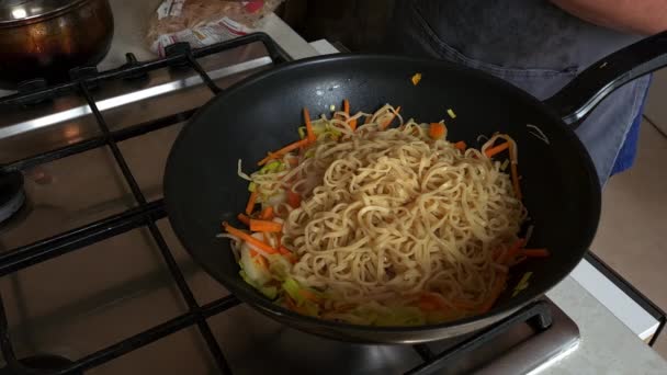 Preparación Chow Mein Vegetal Revuelva Fideos Fritos — Vídeo de stock