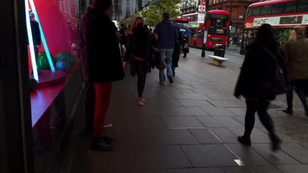 Londres Reino Unido 2021 Una Multitud Compradores Navidad Oxford Street — Vídeo de stock