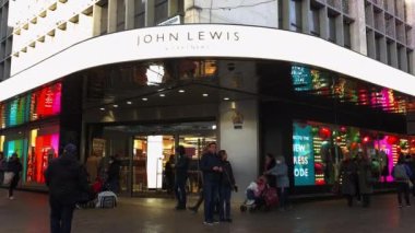 Londra mı? İngiltere. 12.01.2021. Oxford Caddesi 'ndeki John Lewis ve Ortakları mağazasının dış görünüşü Noel alışverişçileri kalabalığıyla dolu..
