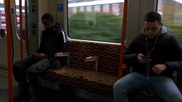 Londra 2021 Londra Metro Vagonundaki Yolcular — Stok video