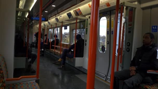 Londonba Egyesült Királyság 2021 Utasok Szállítása Egy London Overground Vonaton — Stock videók