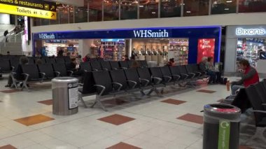 Gatwick Havaalanı. UK- 10.10.2021. Kitapların ve genel perakendecinin bir kolu olan WH Smith, Kuzey Terminal kalkış salonunun bekleme alanının yanında..