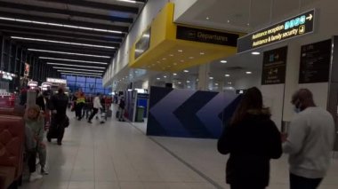 Gatwick Havaalanı. UK- 10.10.2021. Giden yolcular Kuzey Terminali 'ndeki güvenlik kontrol alanına giriyor..