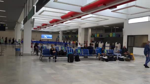 Аэропорт Актио Превеза Греция 2021 Пассажиры Ожидающие Зале Вылета Обратного — стоковое видео