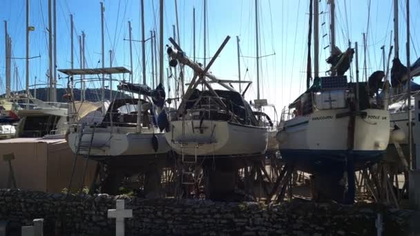Lefkada Griekenland 2021 Een Scheepswerf Met Boten Jachten Voor Opslag — Stockvideo